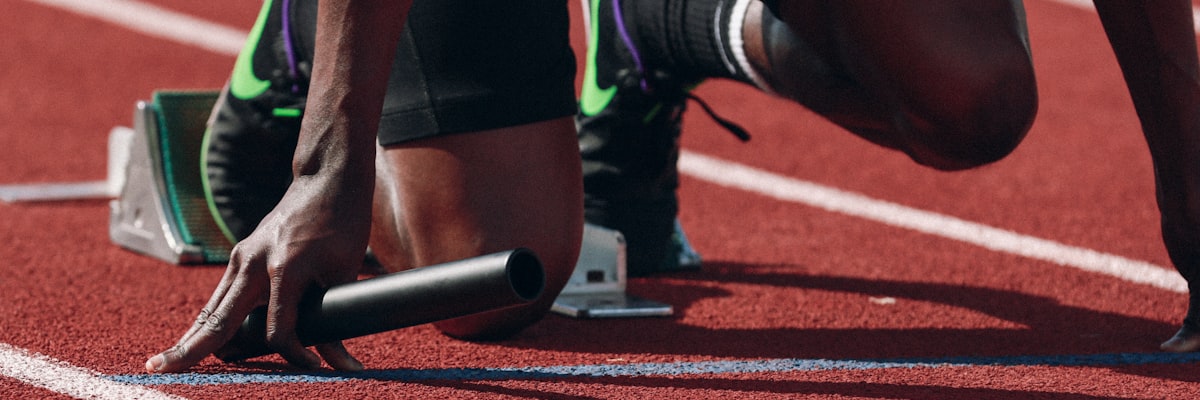 中国地区众多球迷通过手机和电脑观看高清体育直播赛事的场景