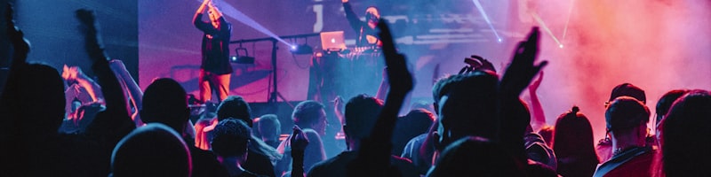 玩家部落球迷社区互动广场内球迷热烈讨论赛事场景